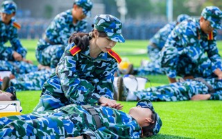 【原声现场】金沙2004线路检测2022级学生军训——战地救护与应急演练